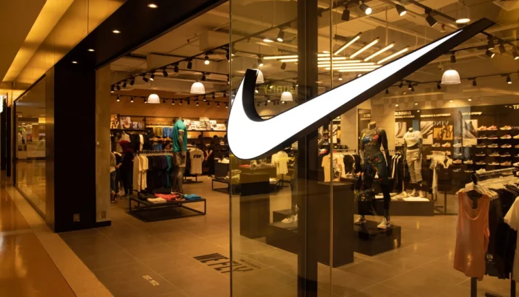 Nike Surpreende Lucro, Mas Ações Caem: Entenda o Que Preocupa Investidores e a Cautela da Gestão