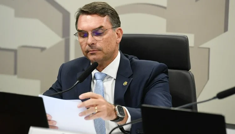 Flávio Bolsonaro pede suspensão de tarifa americana e alega que medida favoreceria governo Lula, citando escândalo do Banco Master