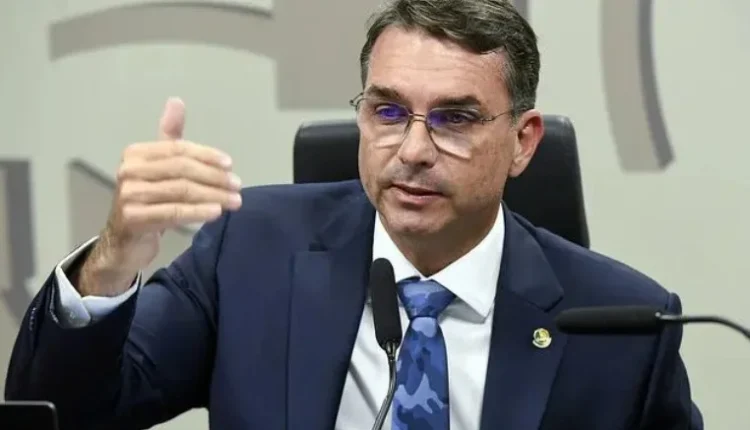 Flávio Bolsonaro define Alfredo Gaspar como vice em chapa “puro-sangue” do PL para Planalto, encerrando semanas de impasse