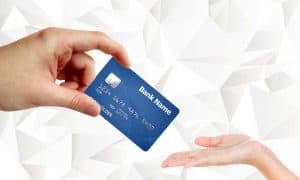 Cartão-de-crédito-emprestado-cuidado